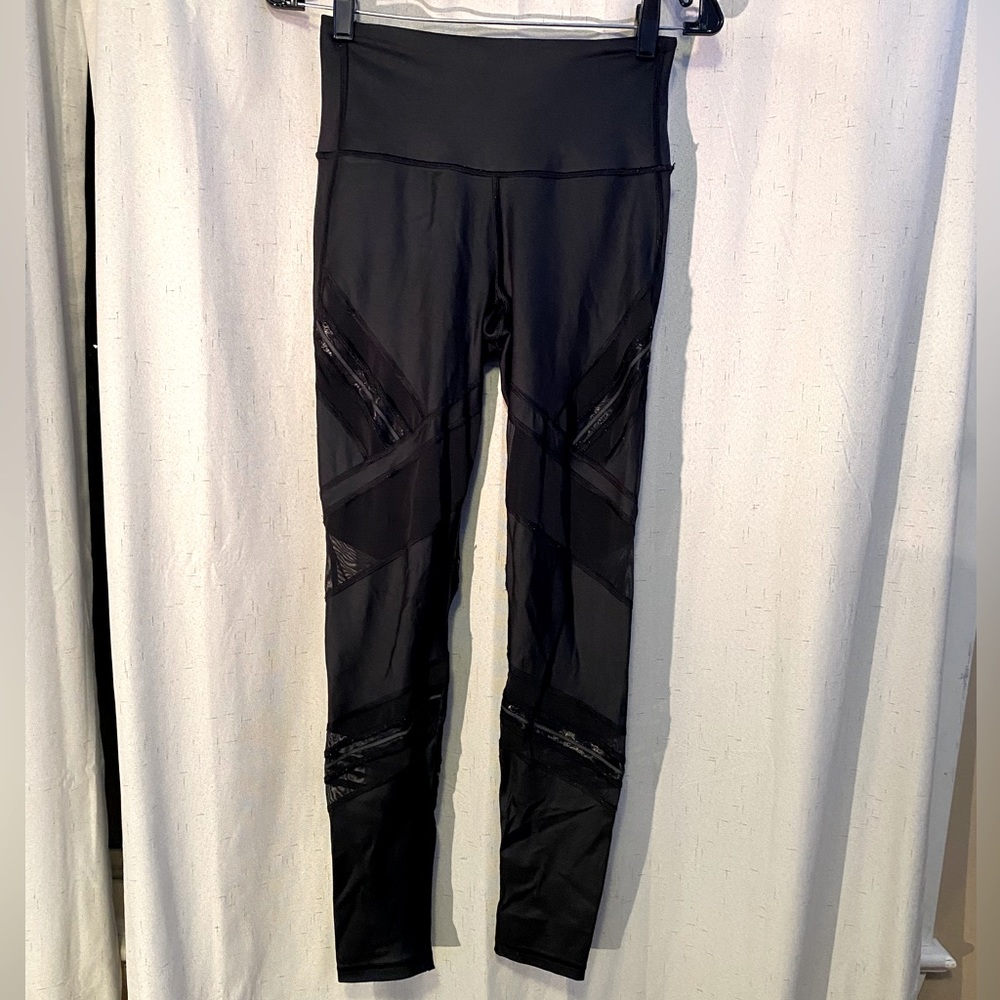 Victoria’s Secret Knockout Black Mess Accent Leggings Size Small EUC